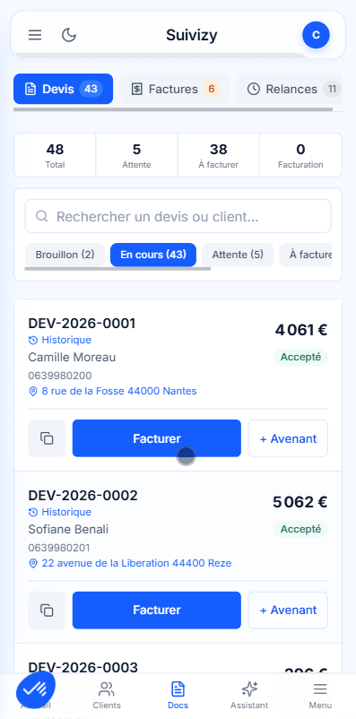 La liste des devis dans Suivizy sur un téléphone : numéro de devis, nom du client, montant, statut accepté et bouton Facturer sur chaque ligne.